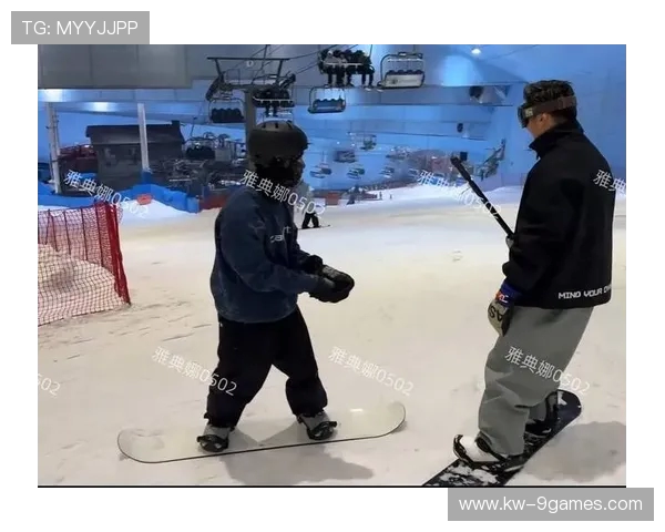 带儿子打游戏的爸爸一边畅玩一边刷跑车 豪车梦与亲子时光同在